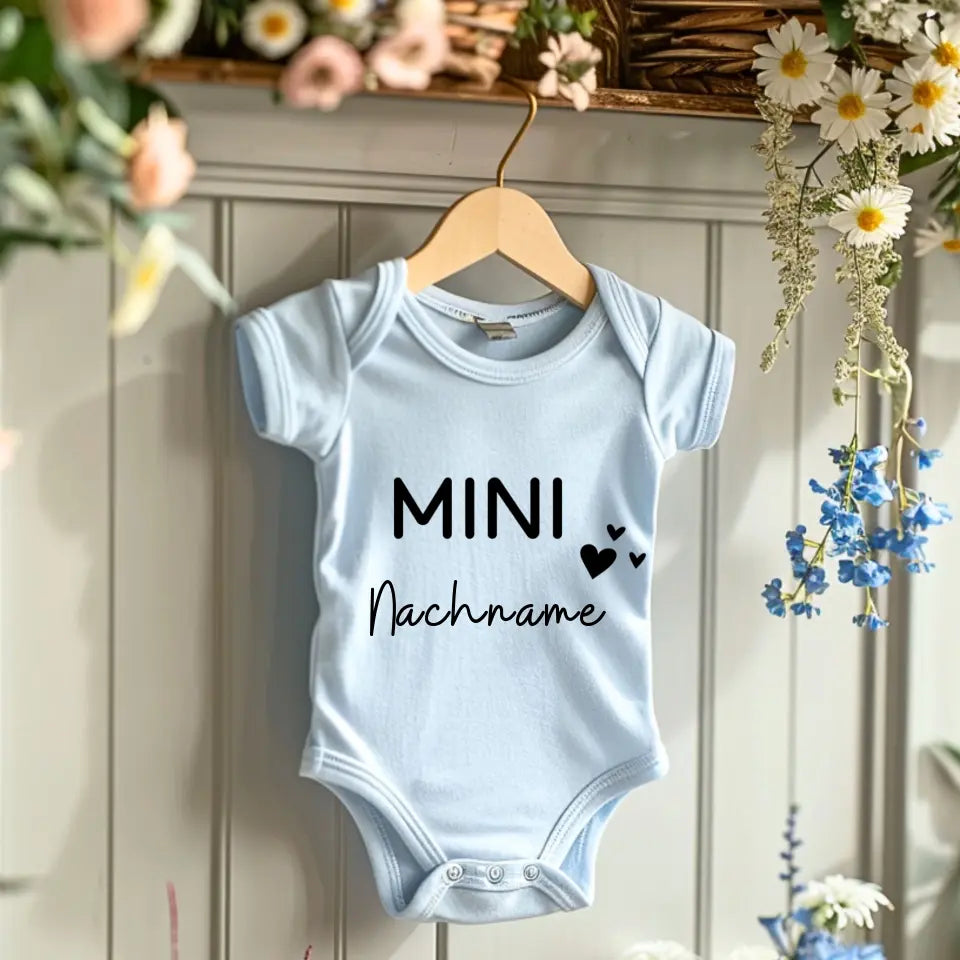 Mini-Nachname - Personalisierter Baby-Onesie/ Strampler, 100% Bio-Baumwolle Body