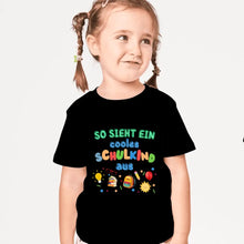 Load image into Gallery viewer, So sieht ein cooles Schulkind aus - Personalisiertes T-Shirt für Kinder zur Einschulung (100% Baumwolle)
