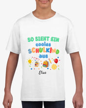 Load image into Gallery viewer, So sieht ein cooles Schulkind aus - Personalisiertes T-Shirt für Kinder zur Einschulung (100% Baumwolle)
