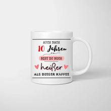 Load image into Gallery viewer, Heisser als Kaffee - Personalisierte Tasse für Pärchen, Jahrestag, Hochzeitstag
