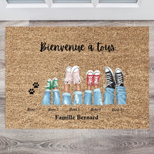 Load image into Gallery viewer, Bienvenue dans notre famille - Paillasson familial personnalisé (2-8 personnes, enfants &amp; animaux)
