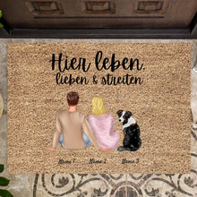 Load image into Gallery viewer, Pärchen mit Haustier - Personalisierte Familien Fußmatte (Paar mit Hund oder Katze)
