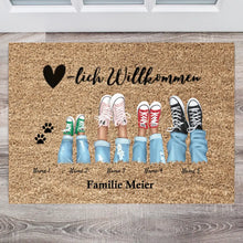 Load image into Gallery viewer, Herzlich Willkommen - Personalisierte Fußmatte  für innen &amp; aussen (2-8 Personen, Kinder &amp; Haustiere) Grau
