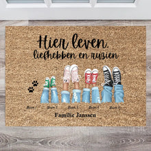 Load image into Gallery viewer, Hier leven, liefhebben en ruziën - Persoonlijke familie deurmat (1-8 personen, kinderen, huisdieren)
