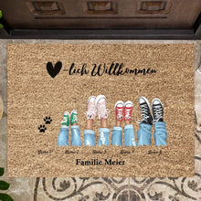 Load image into Gallery viewer, Herzlich Willkommen - Personalisierte Familien Fußmatte (2-8 Personen &amp; Haustiere)
