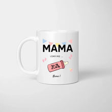Load image into Gallery viewer, Mama Loading 2024 - Personalisierte Tasse für werdende Mütter, Väter, zur Verkündung (Mama, Papa, Oma, Opa, Patin, Pate)
