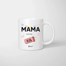 Load image into Gallery viewer, Mama Loading 2024 - Personalisierte Tasse für werdende Mütter, Väter, zur Verkündung (Mama, Papa, Oma, Opa, Patin, Pate)
