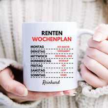 Load image into Gallery viewer, Renten Wochenplan - Personalisierte lustige Tasse zum Geburtstag (Rentner-Edition)
