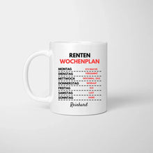 Load image into Gallery viewer, Renten Wochenplan - Personalisierte lustige Tasse zum Geburtstag (Rentner-Edition)
