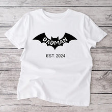 Load image into Gallery viewer, Dadman/ Badmom seit 2024 - Personalisiertes T-Shirt für werdende Väter, Ankündigung Geburt/ Schwangerschaft 100% Baumwolle
