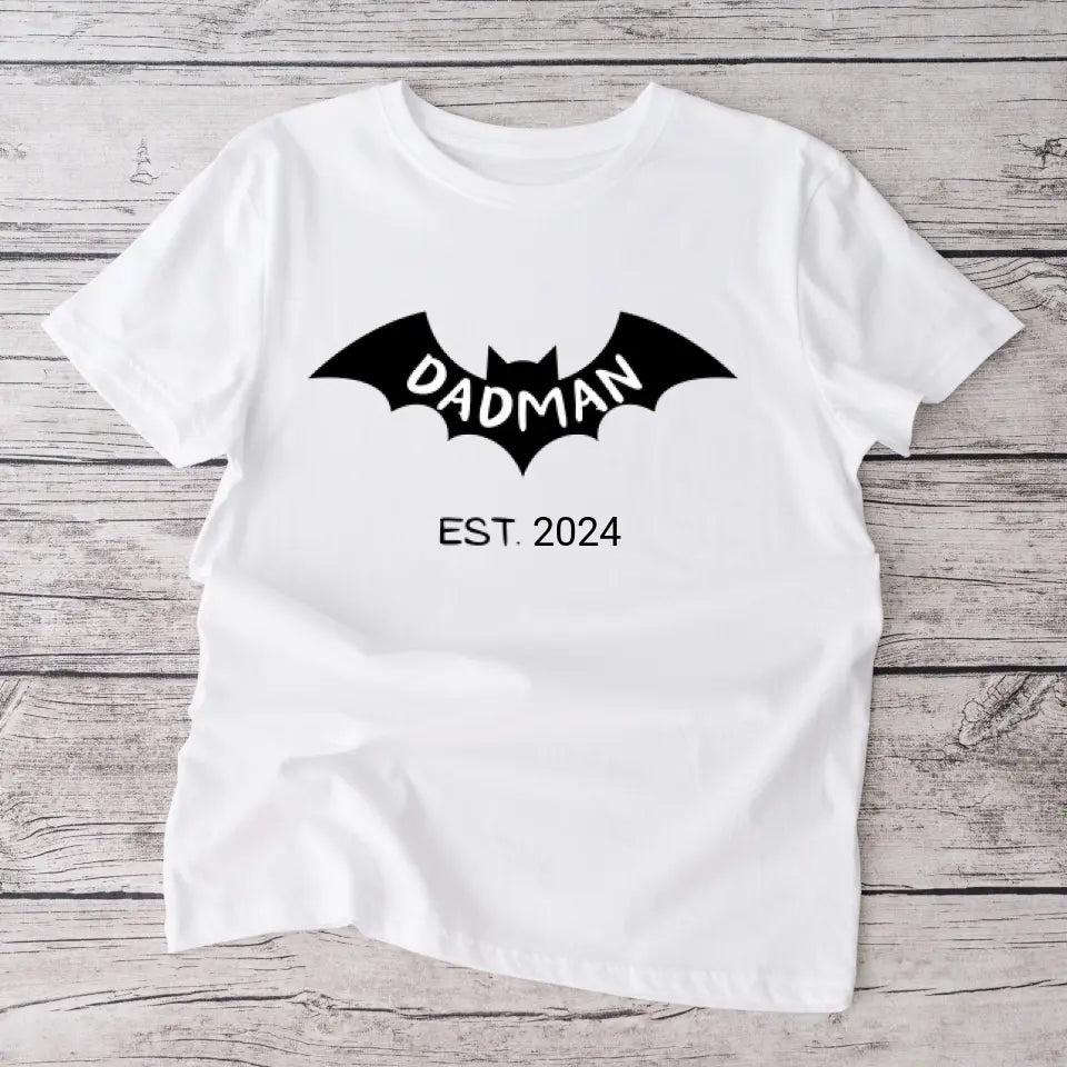 Dadman/ Badmom seit 2024 - Personalisiertes T-Shirt für werdende Väter, Ankündigung Geburt/ Schwangerschaft 100% Baumwolle