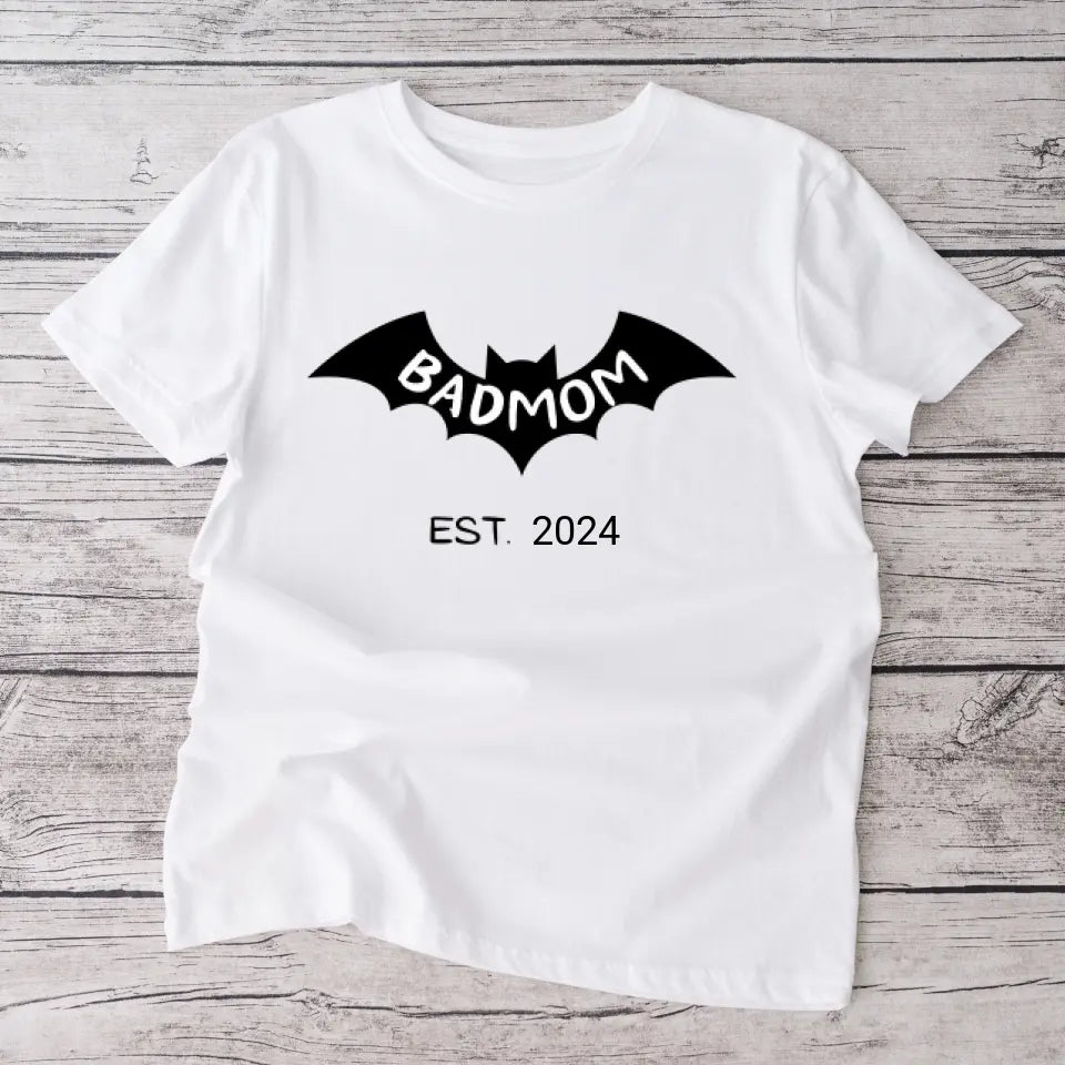 Badmom (Dadman) seit 2024 - Personalisiertes T-Shirt für werdende Mütter, Ankündigung Geburt/ Schwangerschaft 100% Baumwolle
