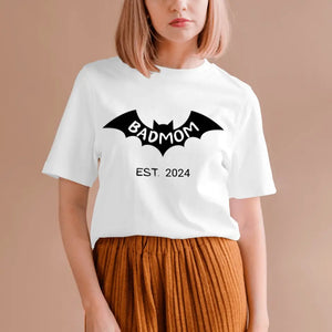Badmom (Dadman) seit 2024 - Personalisiertes T-Shirt für werdende Mütter, Ankündigung Geburt/ Schwangerschaft 100% Baumwolle