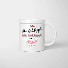 Load image into Gallery viewer, Du + Ich = bekloppt - Personalisierte Pärchen-Tasse (Mann &amp; Frau)
