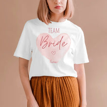 Load image into Gallery viewer, Personalisiertes JGA T-Shirt Team Braut, Tshirt Frauen, Junggesellenabschied T-Shirt, Brautjungfer Tshirt - Personalisiertes T-Shirt (100% Baumwolle, Unisex)
