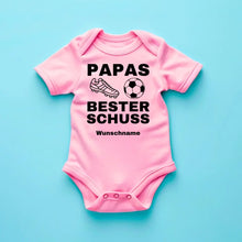 Load image into Gallery viewer, Papas bester Schuss - Personalisierter Baby-Onesie/ Strampler, 100% Bio-Baumwolle, Fußball Fan Body
