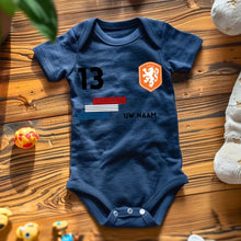 Load image into Gallery viewer, 2024 Voetbal EM Nederland - Gepersonaliseerde baby romper, shirt met aanpasbare naam en rugnummer, 100% biologisch katoenen baby romper
