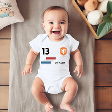 Load image into Gallery viewer, 2024 Voetbal EM Nederland - Gepersonaliseerde baby romper, shirt met aanpasbare naam en rugnummer, 100% biologisch katoenen baby romper
