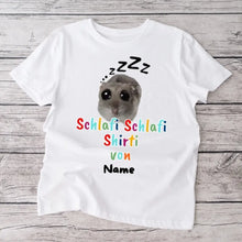 Load image into Gallery viewer, Schlafi Shlafi Shirti Hamster Meme - Personalisiertes T-Shirt (100% Baumwolle, Unisex)
