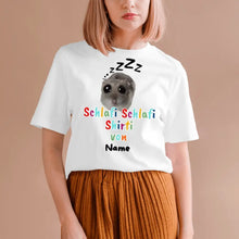 Load image into Gallery viewer, Schlafi Shlafi Shirti Hamster Meme - Personalisiertes T-Shirt (100% Baumwolle, Unisex)
