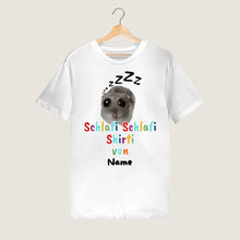 Load image into Gallery viewer, Schlafi Shlafi Shirti Hamster Meme - Personalisiertes T-Shirt (100% Baumwolle, Unisex)
