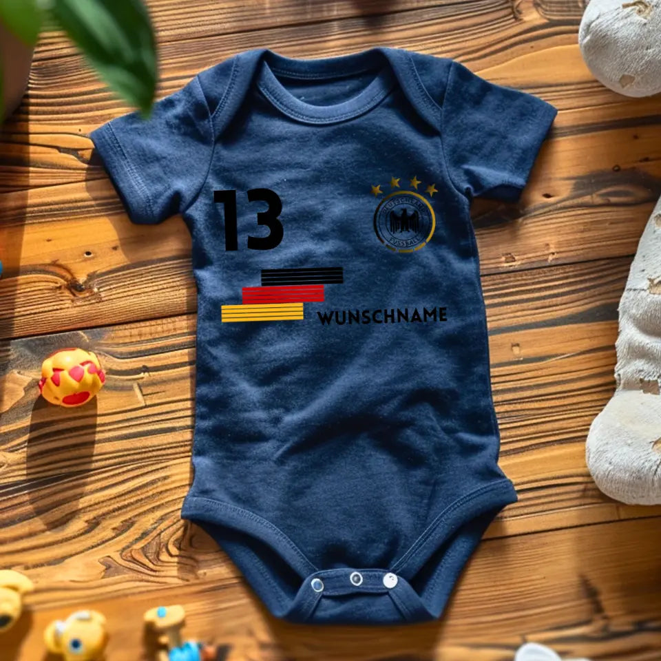 Deutschland EM Trikot Strampler - Personalisierter Baby-Onesie, Body mit anpassbarem Namen und Trikotnummer, 100% Bio-Baumwolle, EM 2024