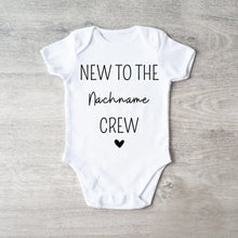 Load image into Gallery viewer, New to the Family Crew - Personalisierter Baby-Onesie/ Strampler, 100% Bio-Baumwolle
