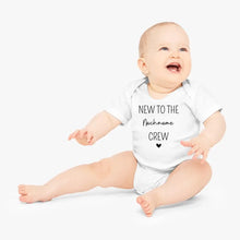 Load image into Gallery viewer, New to the Family Crew - Personalisierter Baby-Onesie/ Strampler, 100% Bio-Baumwolle
