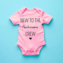 Load image into Gallery viewer, New to the Family Crew - Personalisierter Baby-Onesie/ Strampler, 100% Bio-Baumwolle
