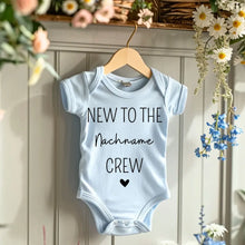 Load image into Gallery viewer, New to the Family Crew - Personalisierter Baby-Onesie/ Strampler, 100% Bio-Baumwolle
