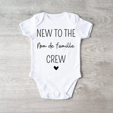 Load image into Gallery viewer, New to the family crew nom de famille - Onesie/dorsal bébé personnalisé, body 100% coton bio
