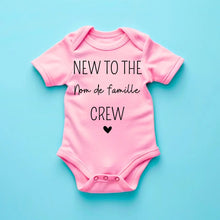 Load image into Gallery viewer, New to the family crew nom de famille - Onesie/dorsal bébé personnalisé, body 100% coton bio
