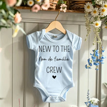 Load image into Gallery viewer, New to the family crew nom de famille - Onesie/dorsal bébé personnalisé, body 100% coton bio
