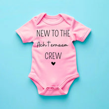 Load image into Gallery viewer, New to the family crew achternaam - Gepersonaliseerde baby onesie, baby body 100% biologisch katoen
