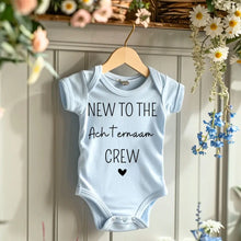 Load image into Gallery viewer, New to the family crew achternaam - Gepersonaliseerde baby onesie, baby body 100% biologisch katoen
