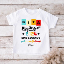 Load image into Gallery viewer, Kita Abgänger 2024, Eine Legende geht vom Gelände - Personalisiertes T-Shirt Kinder, Schüler, Einschulung (100% Baumwolle)
