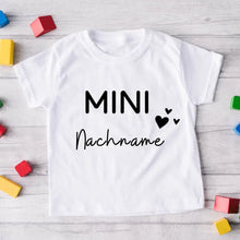 Load image into Gallery viewer, Mini-Nachname - Personalisiertes Baby-T-Shirt, 100% Bio-Baumwolle
