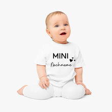 Load image into Gallery viewer, Mini-Nachname - Personalisiertes Baby-T-Shirt, 100% Bio-Baumwolle
