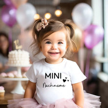 Load image into Gallery viewer, Mini-Nachname - Personalisiertes Baby-T-Shirt, 100% Bio-Baumwolle
