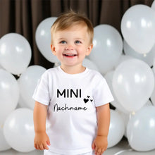 Load image into Gallery viewer, Mini-Nachname - Personalisiertes Baby-T-Shirt, 100% Bio-Baumwolle
