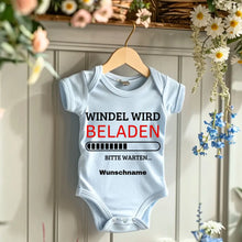 Load image into Gallery viewer, Windel wird beladen - Personalisierter Baby-Onesie/ Strampler, 100% Bio-Baumwolle
