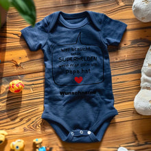 Load image into Gallery viewer, Superhelden Papa - Personalisierter Baby-Onesie/ Strampler, 100% Bio-Baumwolle
