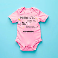 Load image into Gallery viewer, MIJN OUDERS ZIJN NU OOK S NACHT BESCHIKBAAR - Gepersonaliseerde baby onesie, baby body 100% biologisch katoen
