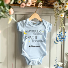 Load image into Gallery viewer, MIJN OUDERS ZIJN NU OOK S NACHT BESCHIKBAAR - Gepersonaliseerde baby onesie, baby body 100% biologisch katoen
