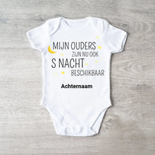 Load image into Gallery viewer, MIJN OUDERS ZIJN NU OOK S NACHT BESCHIKBAAR - Gepersonaliseerde baby onesie, baby body 100% biologisch katoen
