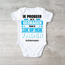 Load image into Gallery viewer, IK PROBEER ME TE GEDRAGEN PAPA - Gepersonaliseerde baby onesie, baby body 100% biologisch katoen
