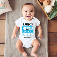 Load image into Gallery viewer, IK PROBEER ME TE GEDRAGEN PAPA - Gepersonaliseerde baby onesie, baby body 100% biologisch katoen
