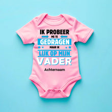 Load image into Gallery viewer, IK PROBEER ME TE GEDRAGEN PAPA - Gepersonaliseerde baby onesie, baby body 100% biologisch katoen
