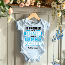 Load image into Gallery viewer, IK PROBEER ME TE GEDRAGEN PAPA - Gepersonaliseerde baby onesie, baby body 100% biologisch katoen
