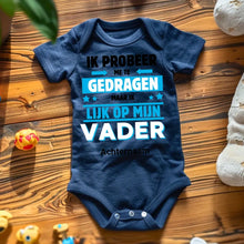 Load image into Gallery viewer, IK PROBEER ME TE GEDRAGEN PAPA - Gepersonaliseerde baby onesie, baby body 100% biologisch katoen
